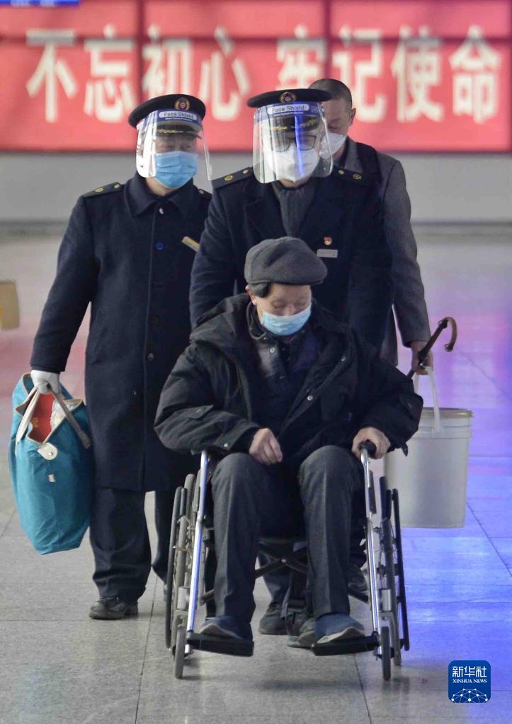 新华全媒+丨铁路“夫妻档”：同站上班难相聚 春运坚守为团圆休闲区蓝鸢梦想 - Www.slyday.coM