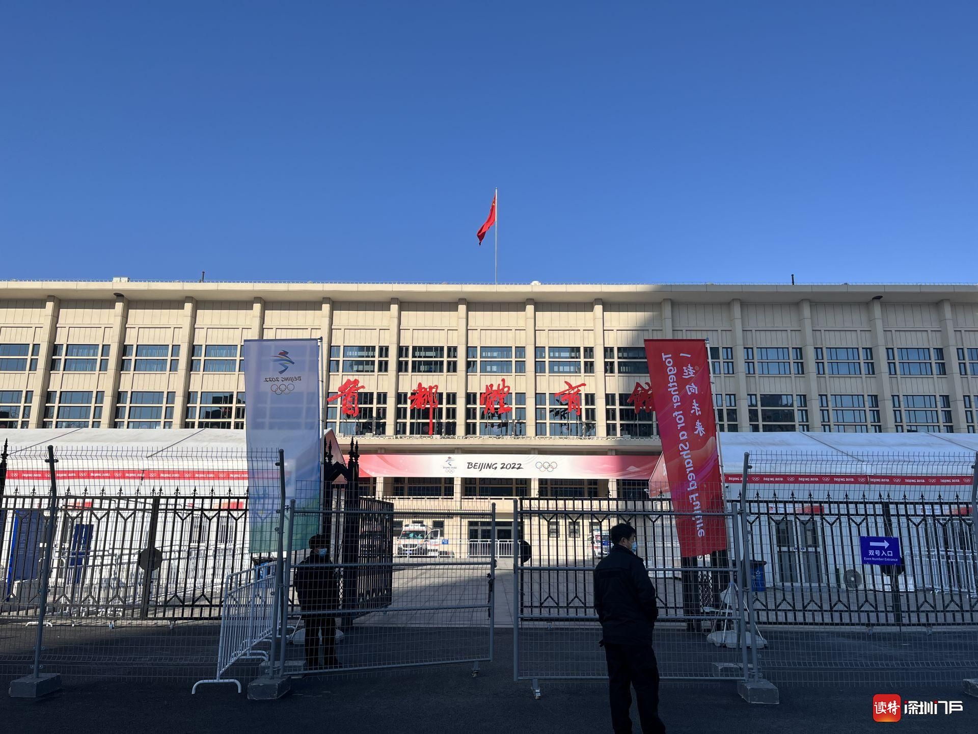跟着火炬看冬奥第八站首都体育馆五旬老将新装出征