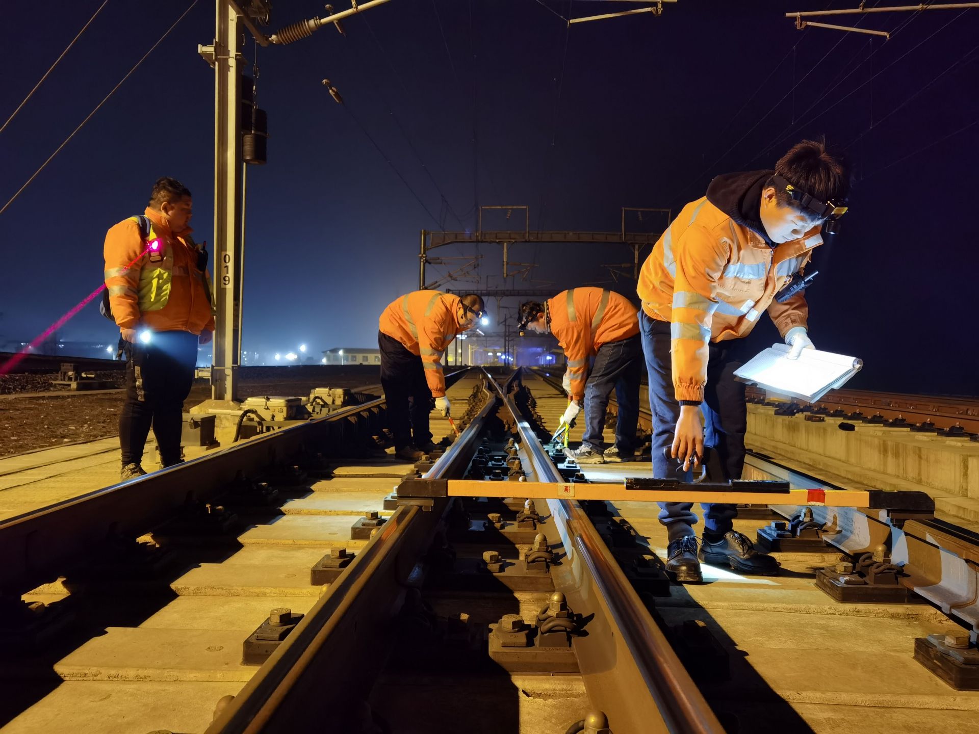 安徽阜阳铁路职工除夕精养细修京港高铁