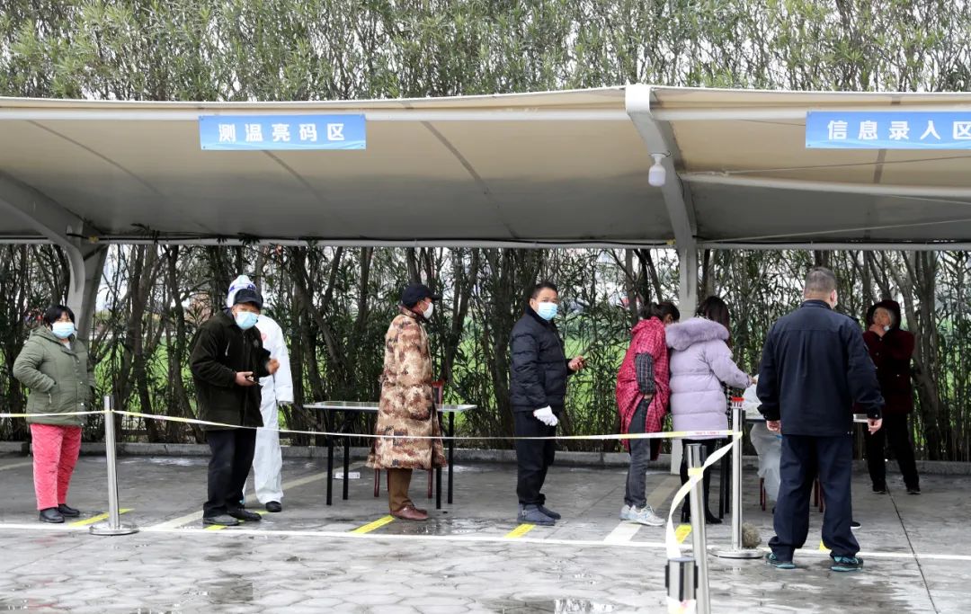 1月30日，杭州钱塘区临江街道东庄村居民有序排队进行核酸检测。图源：视觉中国