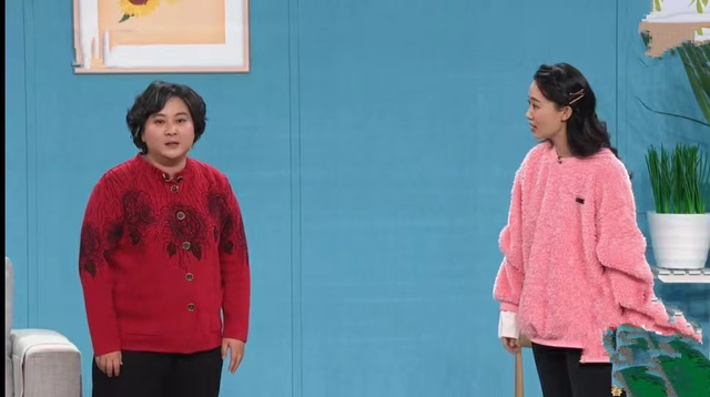 贾玲张小斐5搭上春晚母女角色互换大秀谐音梗全场爆笑