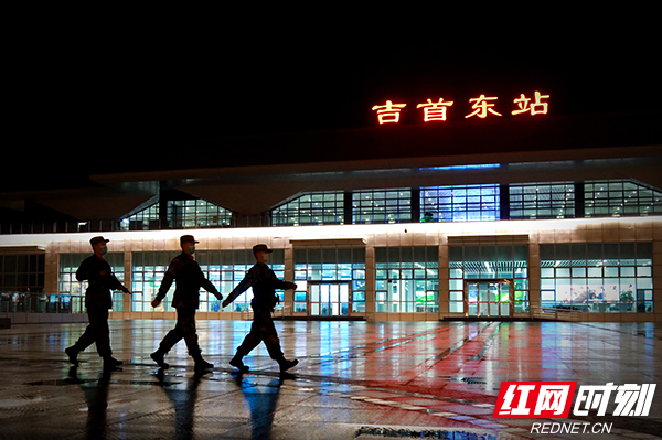 新春走基层丨武警湘西支队：春运人潮中 武警官兵为旅客守护回家路休闲区蓝鸢梦想 - Www.slyday.coM