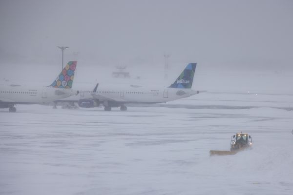 1月29日，铲雪车在美国纽约肯尼迪国际机场清扫积雪。新华社发