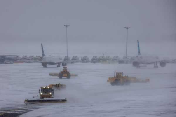 1月29日，铲雪车在美国纽约肯尼迪国际机场清扫积雪。新华社发