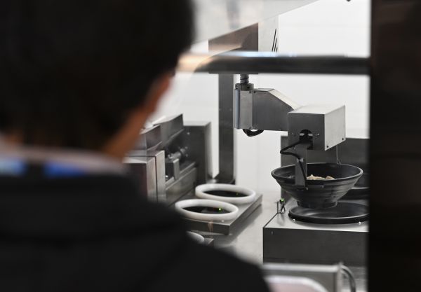 1��11�գ��Ͳ���Ա��ý������Ⱥ������Ͳ��豸�ϲˡ��»���