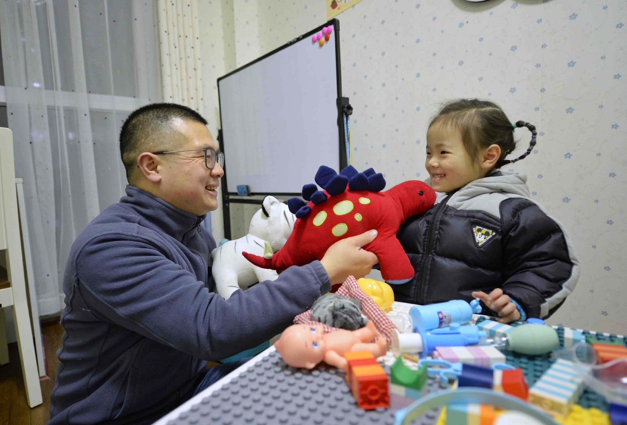 铁路“夫妻档”：同站上班难相聚 春运坚守为团圆休闲区蓝鸢梦想 - Www.slyday.coM