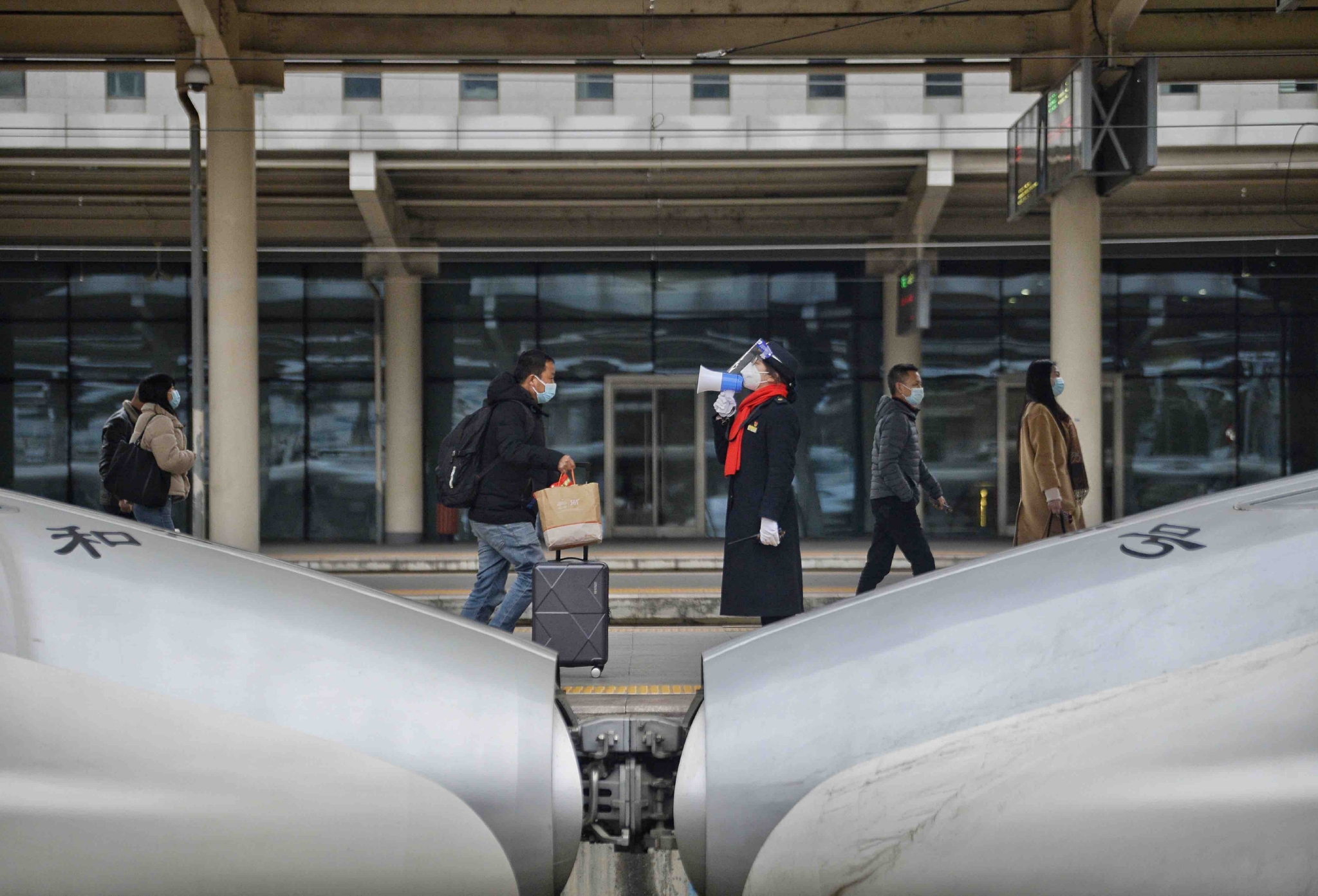 铁路“夫妻档”：同站上班难相聚 春运坚守为团圆休闲区蓝鸢梦想 - Www.slyday.coM