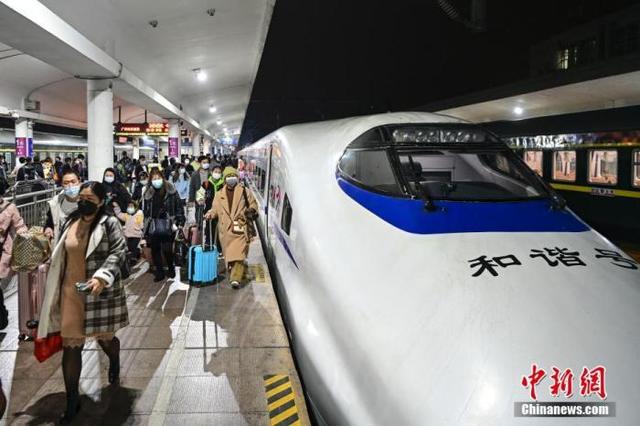 1月17日，广东省广州市，旅客在广州站进站乘车。 中新社记者 陈骥旻 摄