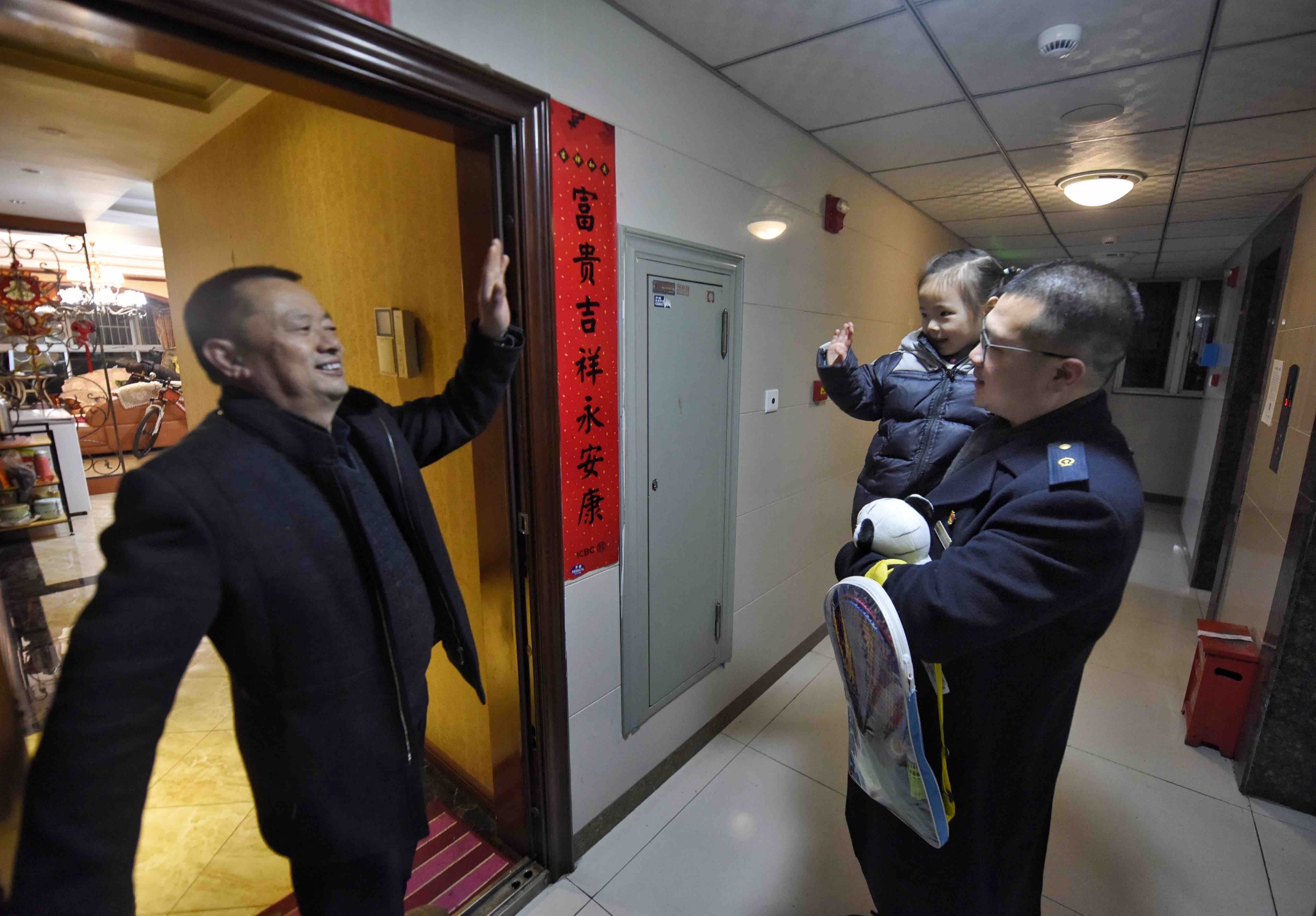 铁路“夫妻档”：同站上班难相聚 春运坚守为团圆休闲区蓝鸢梦想 - Www.slyday.coM