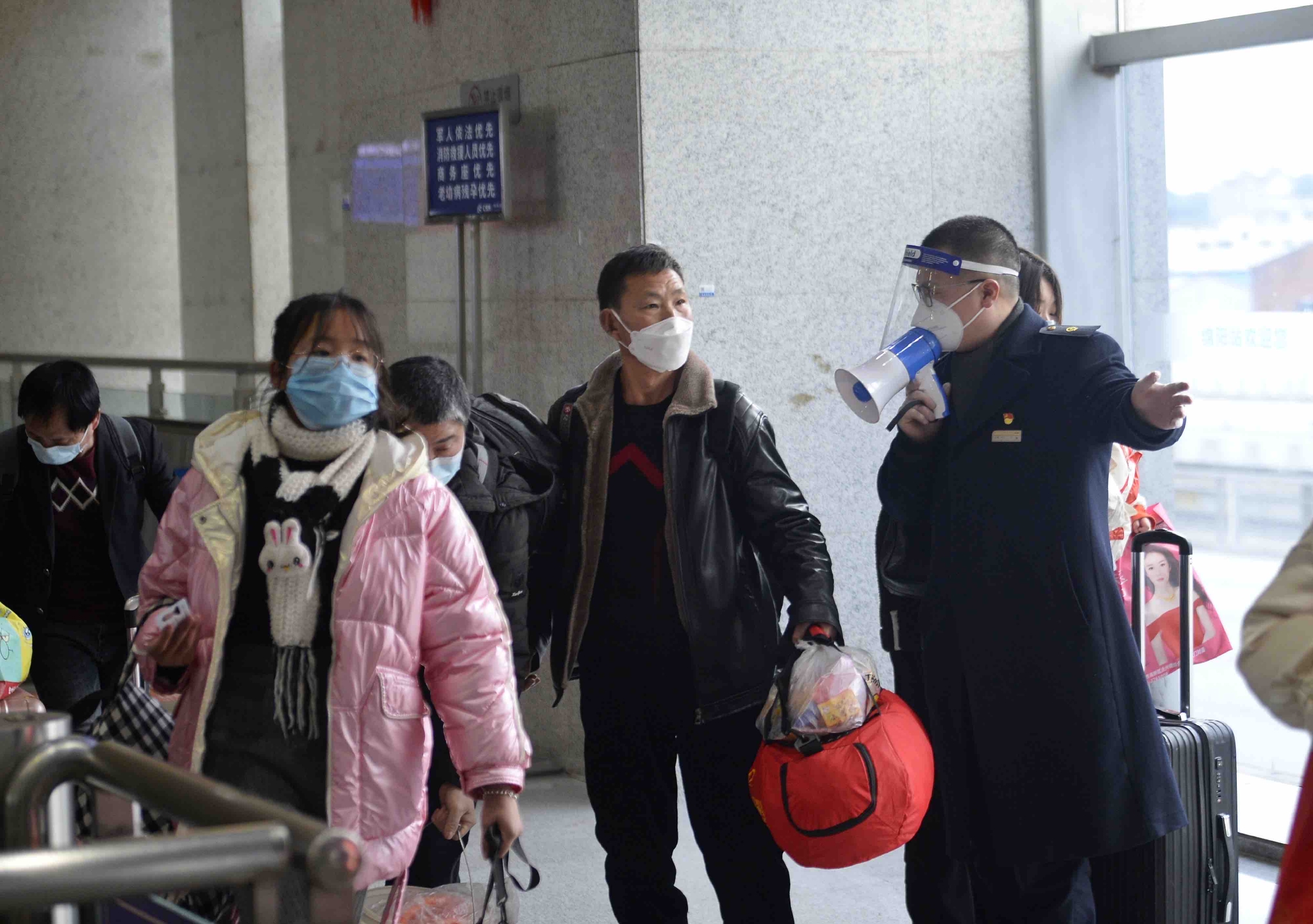 铁路“夫妻档”：同站上班难相聚 春运坚守为团圆休闲区蓝鸢梦想 - Www.slyday.coM