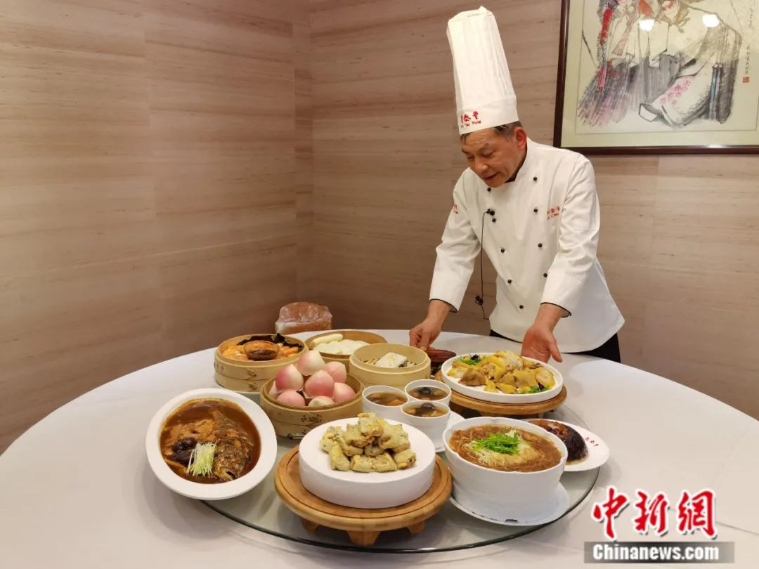 图为北京鼎泰丰淮扬菜厨师长林金安介绍年夜饭菜品。刘玥晴 摄