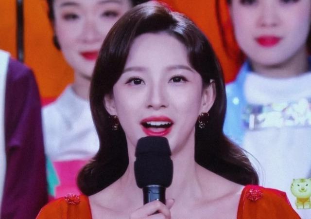 央视春晚5位主持人妆容精致却被站在他们背后的跳舞美女抢了镜