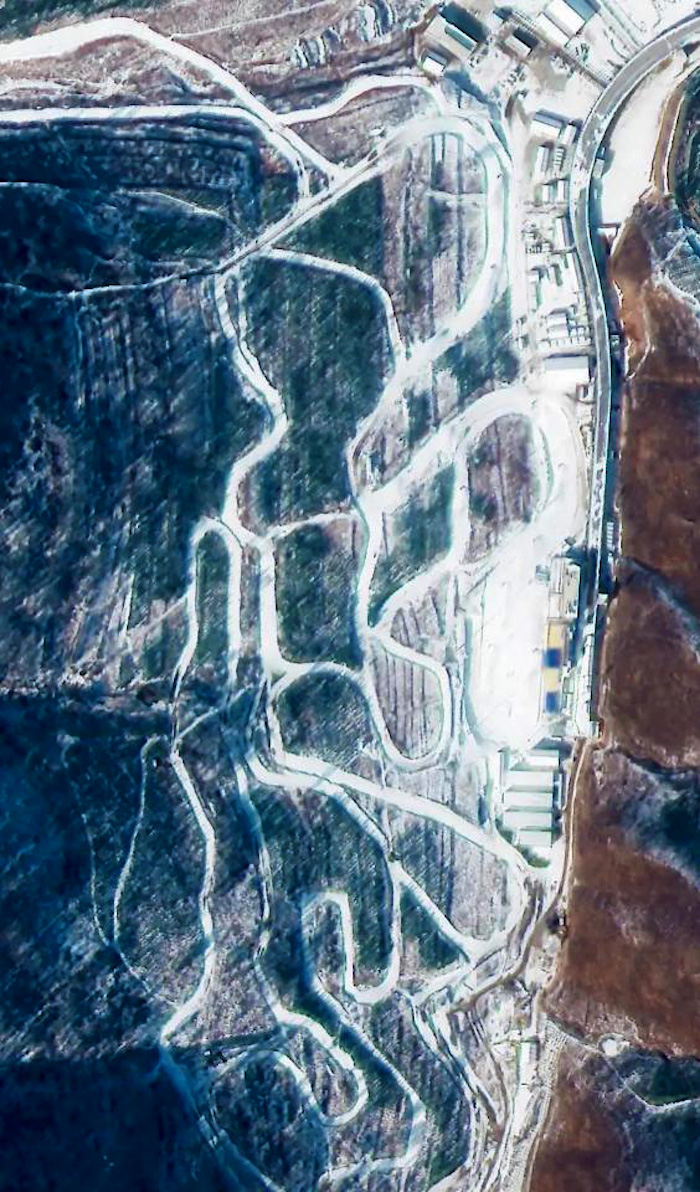 北京2022年冬奥会期间，国家越野滑雪中心将承担越野滑雪和北欧两项的比赛，赛道总长9.7公里，距离明长城遗址最近处仅有十几米，是古杨树场馆群中赛道最长的竞赛场馆。