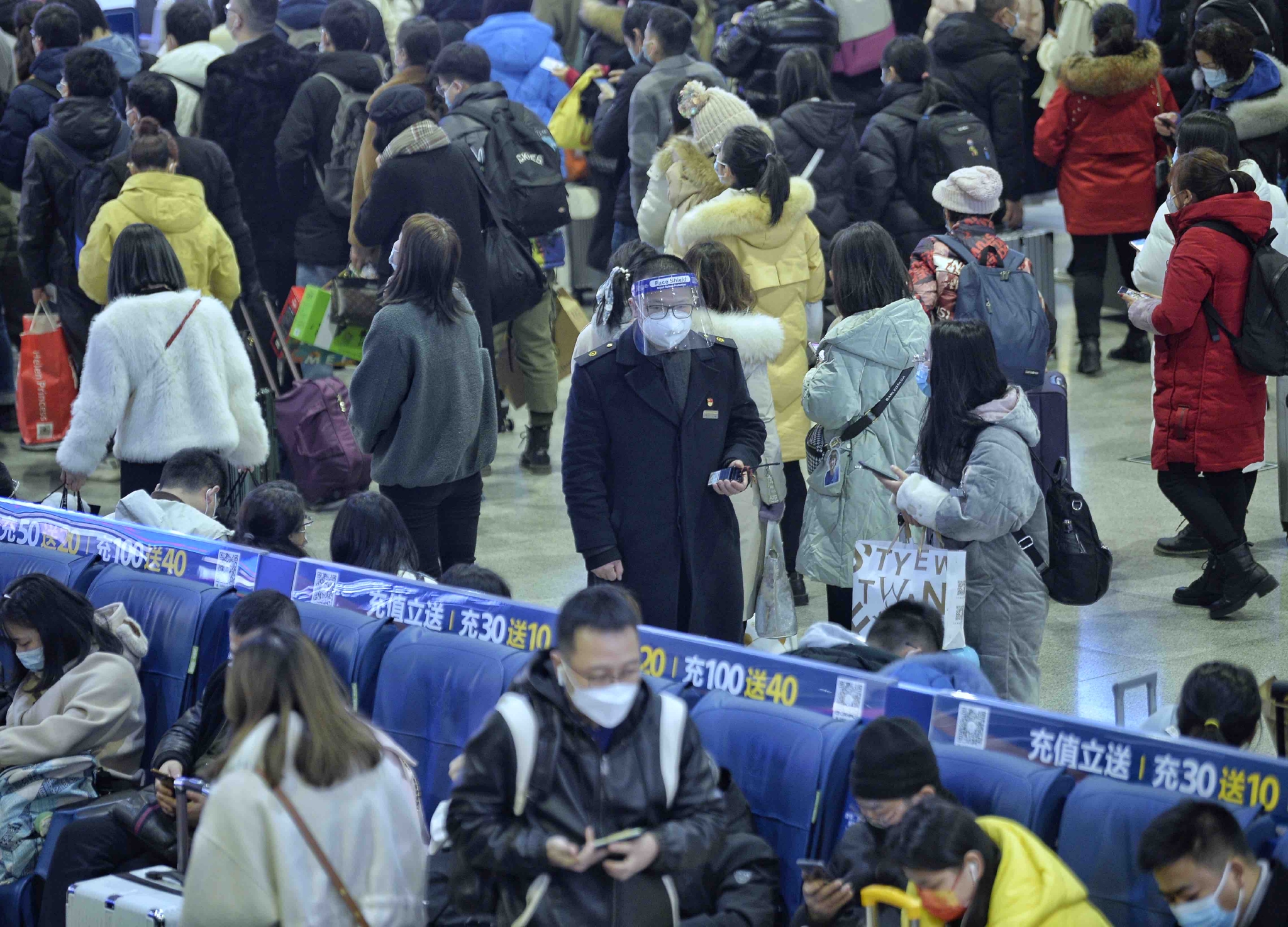 铁路“夫妻档”：同站上班难相聚 春运坚守为团圆休闲区蓝鸢梦想 - Www.slyday.coM