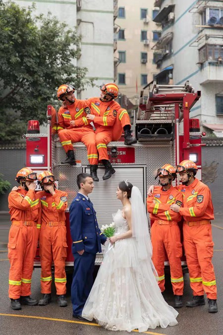 这张"蓝朋友"的婚纱照跨越3000公里|消防员|重庆市|受访者_新浪新闻