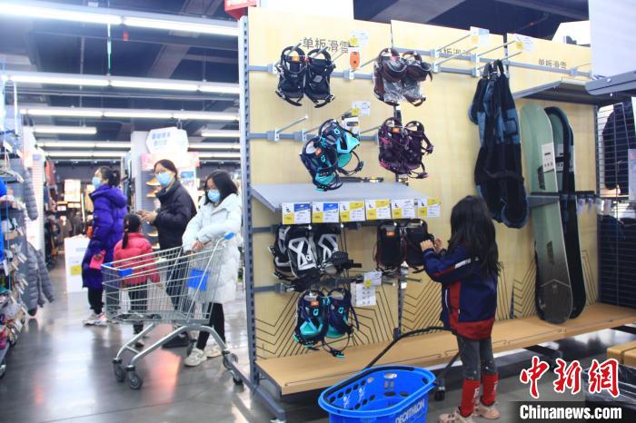 图为市民在重庆一迪卡侬门店选购滑雪装备。梁钦卿 摄