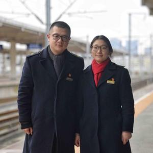 新华全媒+丨铁路“夫妻档”：同站上班难相聚 春运坚守为团圆休闲区蓝鸢梦想 - Www.slyday.coM