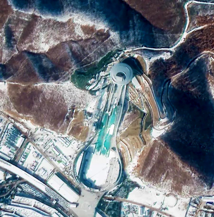 国家跳台滑雪中心“雪如意”，是北京2022年冬奥会张家口赛区冬奥场馆建设中工程量最大、技术难度最高的竞赛场馆。这里从12月初已经迎来2021/2022国际雪联跳台滑雪洲际杯、2021/2022国际雪联北欧两项洲际杯等赛事。
