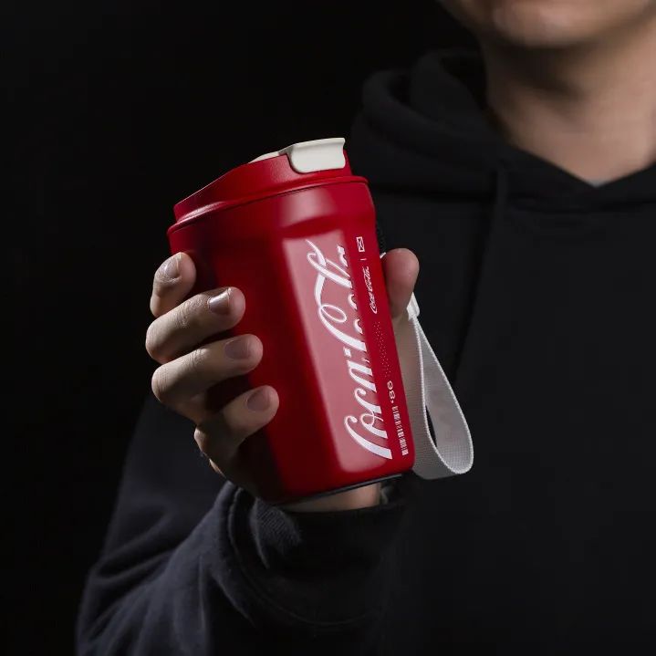 春节不打烊丨可口可乐联名保温杯颜值质感全拿捏随手拍都美呆