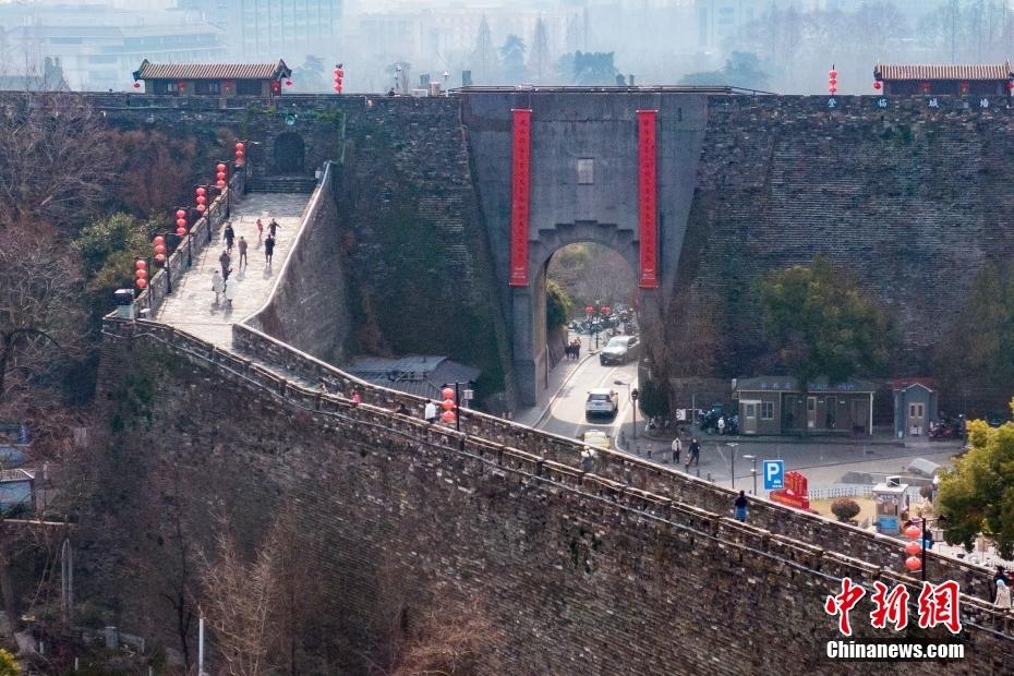 南京古城墙悬挂大幅春联年味满满迎春节