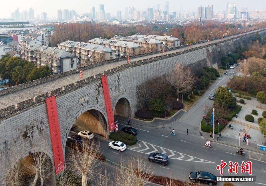 南京古城墙悬挂大幅春联 年味满满迎春节__财经头条