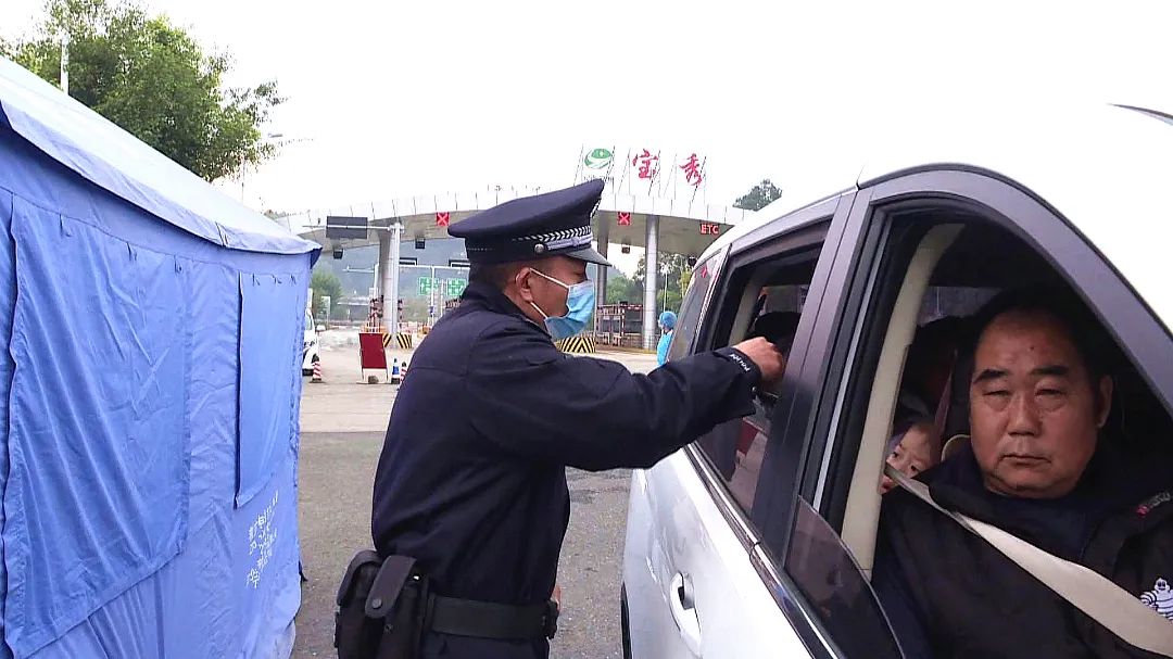 在天猴高速宝秀收费站,宝秀派出所所长白志伟带领民警对过往车辆进行
