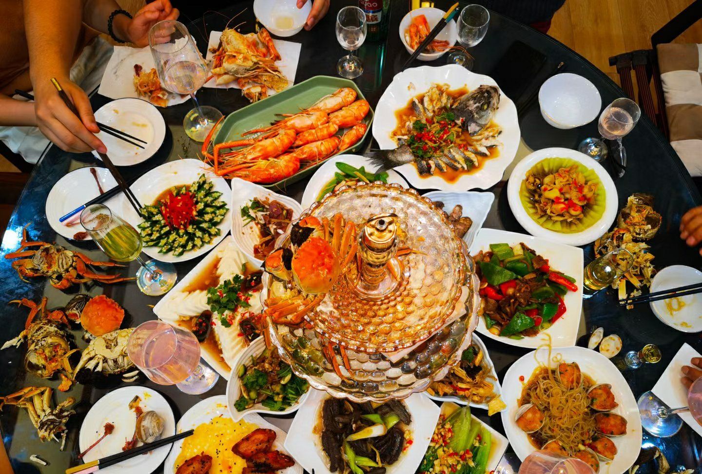 当这桌年夜饭映入眼帘,我看到的是精致的摆盘和丰盛的海鲜大餐,这桌年