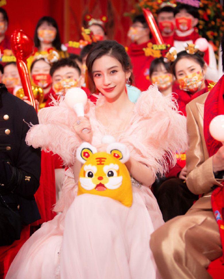 杨颖Angelababy主持北京春晚 状态非常好丝毫没有受到离婚影响休闲区蓝鸢梦想 - Www.slyday.coM