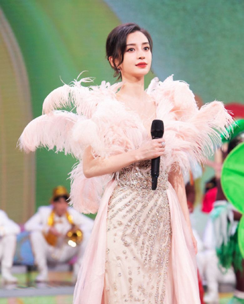 杨颖Angelababy主持北京春晚 状态非常好丝毫没有受到离婚影响休闲区蓝鸢梦想 - Www.slyday.coM