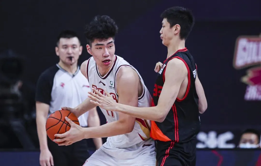 可是无奈李禄曈的身体天赋实在太好,父亲是中国男篮功勋人物,母亲戴珉