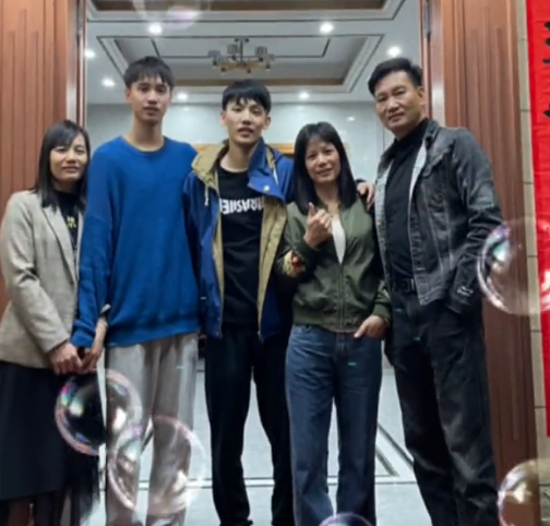 弟弟比徐杰高太多,本人像妈妈,女友未一起过年|cba|徐杰|全家福_新浪