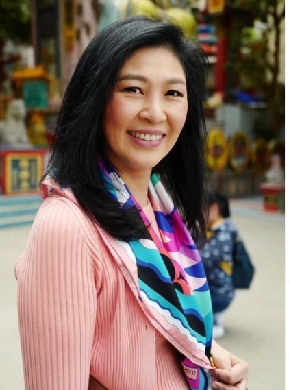 英拉打灯笼贴春联:祝所有泰国兄弟姐妹身体健康,顺遂幸福|英拉|灯笼