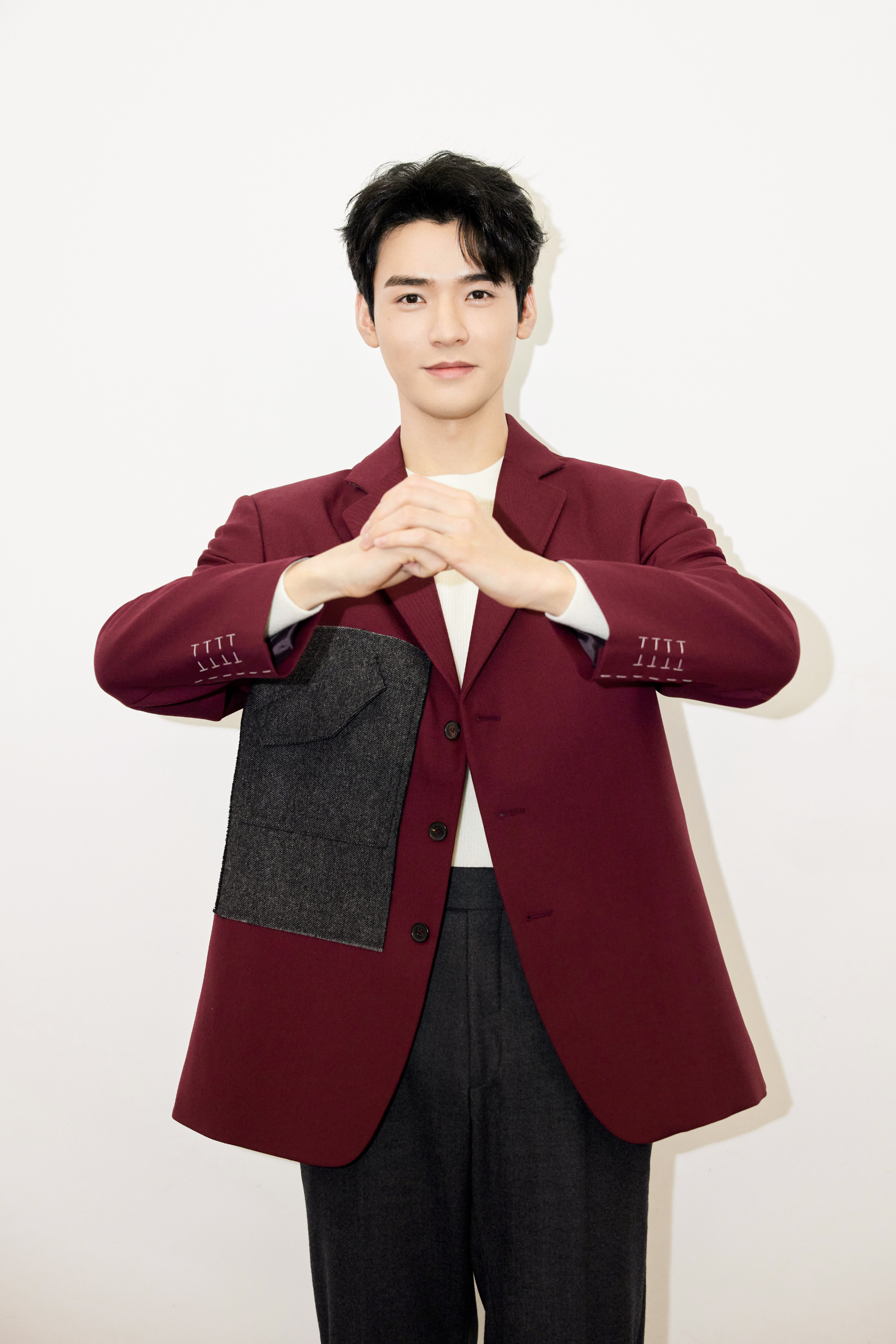 龚俊造型图酒红色西装帅气有型期待今晚龚俊新歌首唱