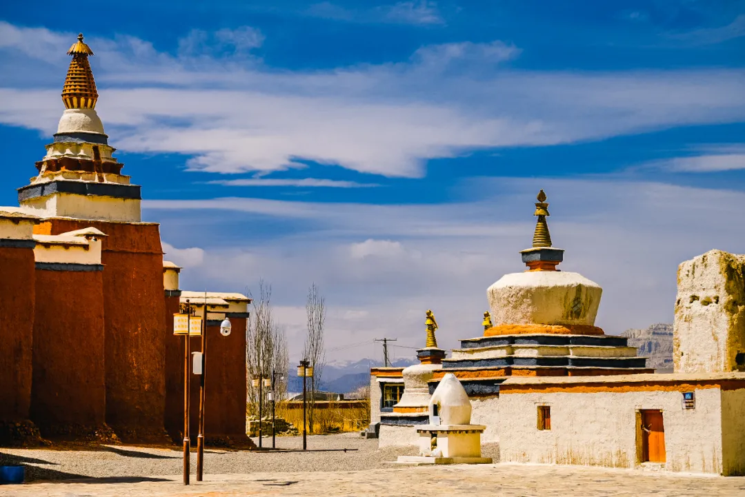 斑驳的墙面仿佛诉说着历史的变迁行走其间托林寺依旧伫立着,守护着