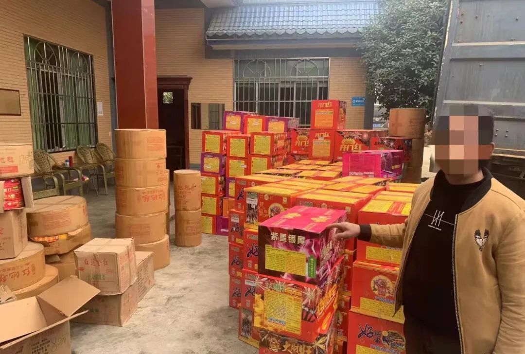 民警在杨某住宅内查获其非法存储的鞭炮326饼,烟花134组,价值约15000