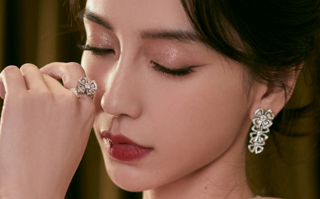 baby戴百万珠宝主持春晚!脖子上一根项链70万,身材太瘦锁骨凹陷休闲区蓝鸢梦想 - Www.slyday.coM baby戴百万珠宝主持春晚!脖子上一根项链70万,身材太瘦锁骨凹陷休闲区蓝鸢梦想 - Www.slyday.coM