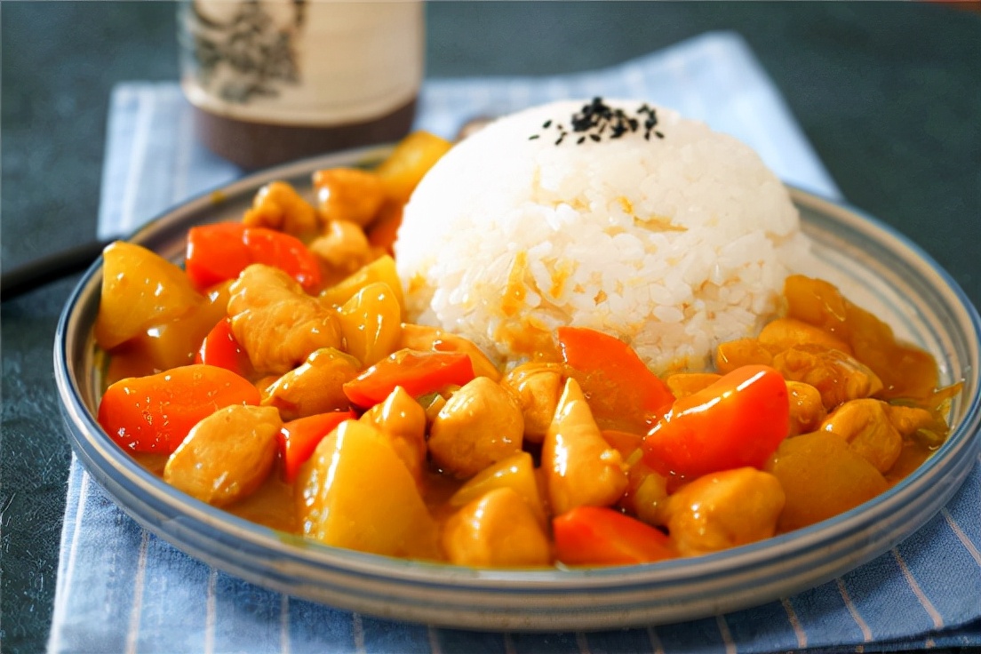 咖喱鸡盖浇饭香浓独特有味道色泽完美很诱人