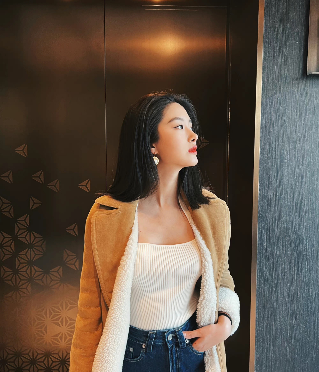 杨采钰穿搭很大胆黑丝袜高筒靴性感时髦细节搭配突显高级感