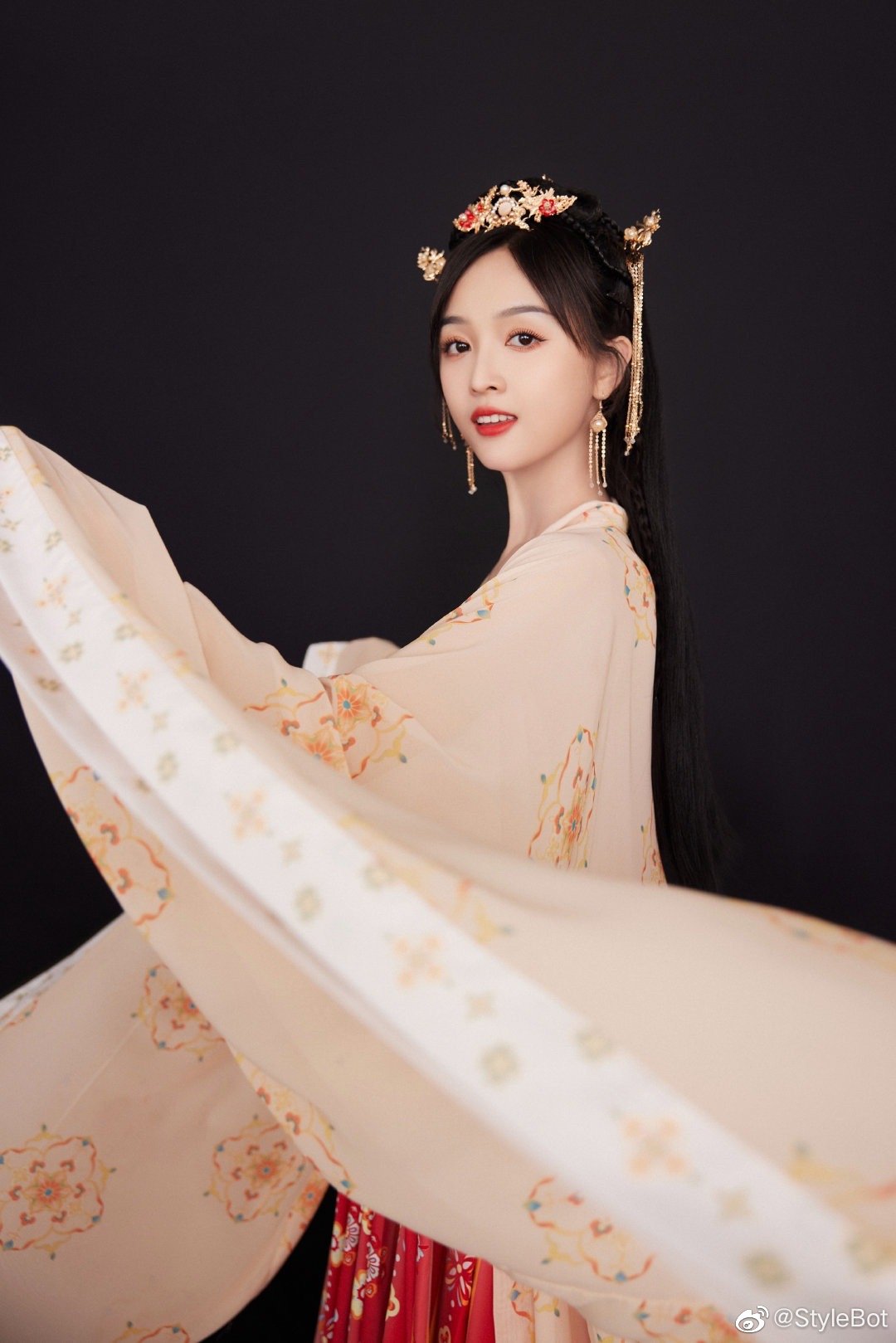 吴宣仪 | 今晚晚会造型,身穿轻纱古装裙,窈窕淑女温柔可爱……|吴宣仪