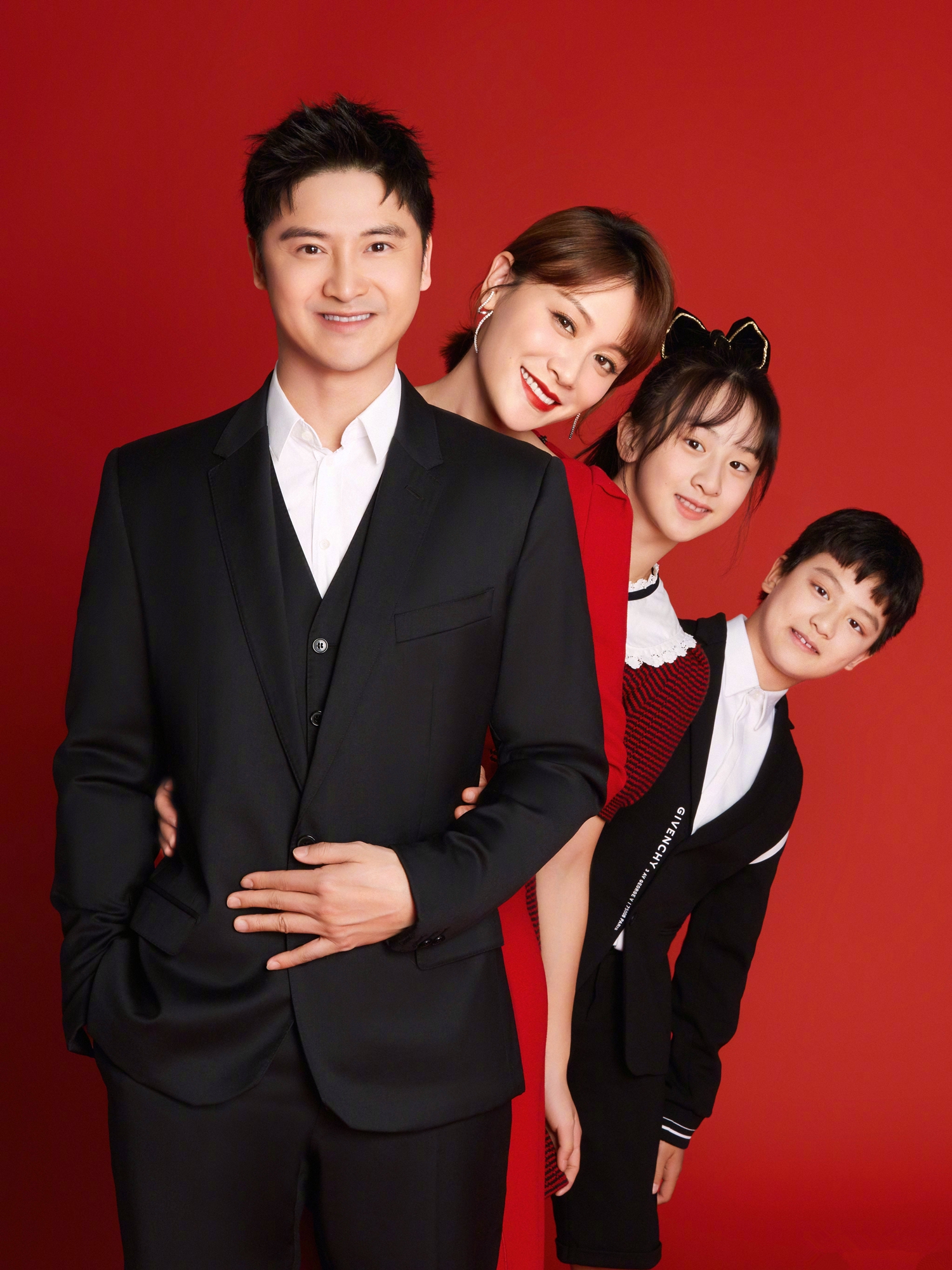 美丽清纯的大姑娘,才13岁的她站着跟父亲田亮一样高,田亮身高1米71