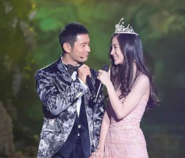 baby戴百万珠宝主持春晚!脖子上一根项链70万,身材太瘦锁骨凹陷休闲区蓝鸢梦想 - Www.slyday.coM baby戴百万珠宝主持春晚!脖子上一根项链70万,身材太瘦锁骨凹陷休闲区蓝鸢梦想 - Www.slyday.coM