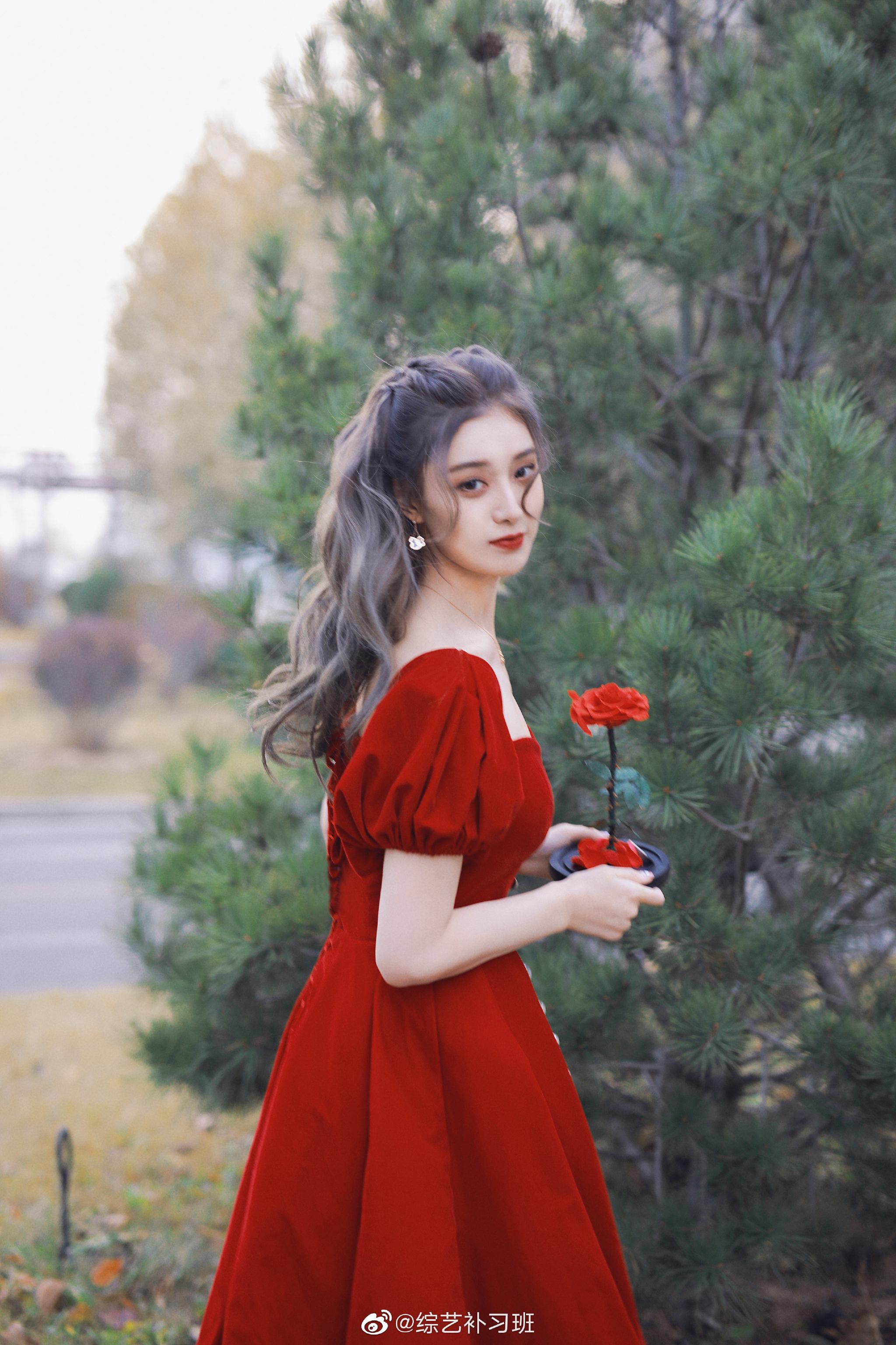 徐艺洋的新春蔷薇花园大片真的好漂亮啊