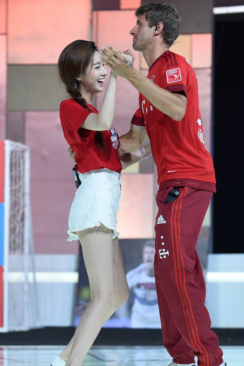 天下足球节目中,马凡舒与德国球星托马斯穆勒.马凡舒生活照.