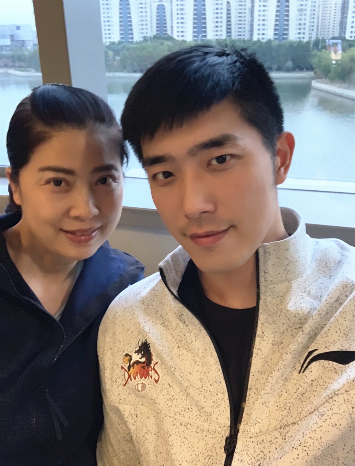 张常宁和老公吴冠希准确来说是青梅竹马,因为双方父亲相识20余年了