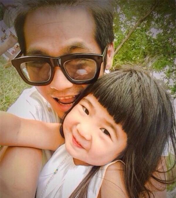 学大人画眼线涂口红有模有样,穿衣也好成熟|曹华恩|曹格|打扮_新浪