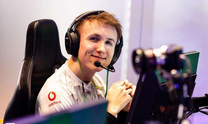 手枪局faze默认飞上楼,ropz和rain以5杀拿下手枪局.