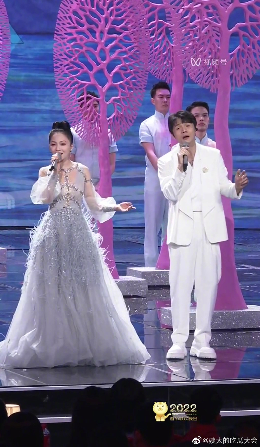 李荣浩的眼睛在张韶涵的对比下更小了