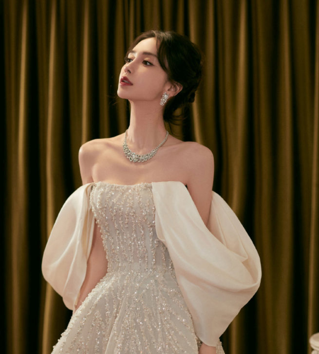 baby戴百万珠宝主持春晚!脖子上一根项链70万,身材太瘦锁骨凹陷休闲区蓝鸢梦想 - Www.slyday.coM baby戴百万珠宝主持春晚!脖子上一根项链70万,身材太瘦锁骨凹陷休闲区蓝鸢梦想 - Www.slyday.coM