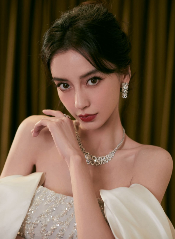 baby戴百万珠宝主持春晚!脖子上一根项链70万,身材太瘦锁骨凹陷休闲区蓝鸢梦想 - Www.slyday.coM baby戴百万珠宝主持春晚!脖子上一根项链70万,身材太瘦锁骨凹陷休闲区蓝鸢梦想 - Www.slyday.coM