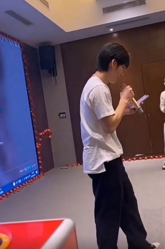 真变中国人了!林孝俊唱中文歌庆祝春节,很腼腆,队友推他上台休闲区蓝鸢梦想 - Www.slyday.coM 真变中国人了!林孝俊唱中文歌庆祝春节,很腼腆,队友推他上台休闲区蓝鸢梦想 - Www.slyday.coM